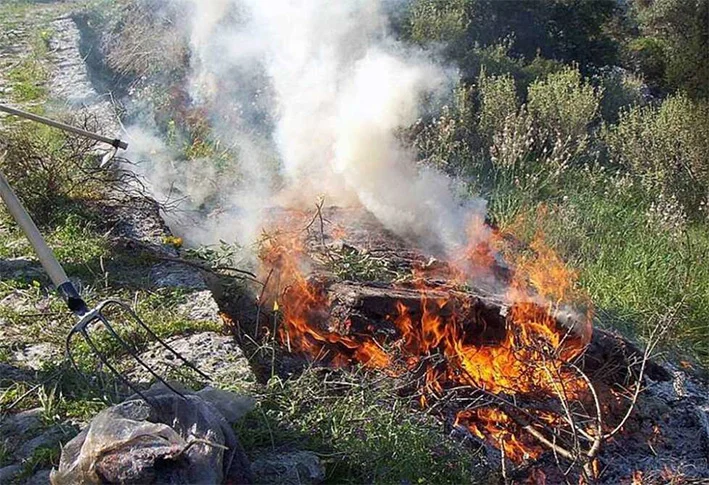 Βαριά «καμπάνα» 2.625 ευρώ σε Πατρινό που έκαιγε χόρτα – Στο μικροσκόπιο της Πυροσβεστικής η καύση υπολειμμάτων