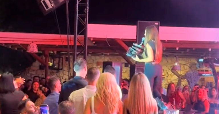 Η Ιουλία Καλλιμάνη θύμωσε με θεατή που της πέταξε λουλούδια