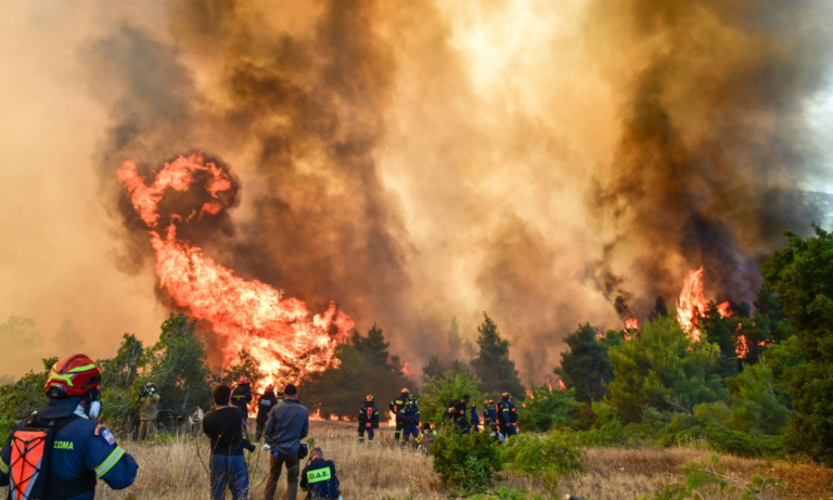Φωτιά στα Μέγαρα: Νέο μήνυμα του 112 για εκκένωση