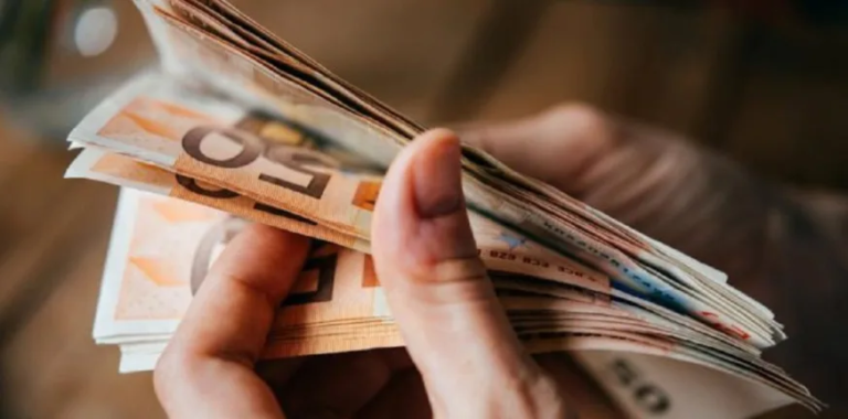 Ποιος είναι ο μόνος τρόπος για να επανέλθουν ο 13ος και 14ος μισθός στο Δημόσιο