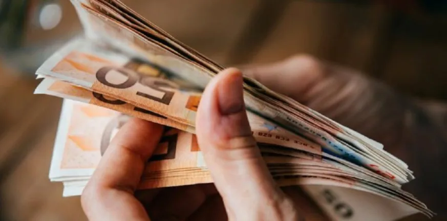 Ποιος είναι ο μόνος τρόπος για να επανέλθουν ο 13ος και 14ος μισθός στο Δημόσιο