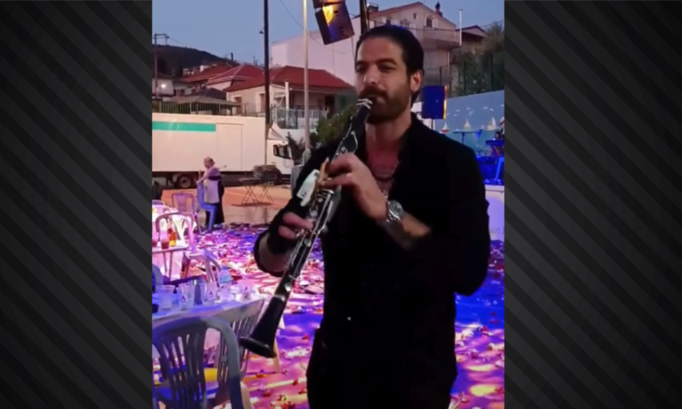 Βόνιτσα: Ο Άρης Μουγκοπέτρος «μάγεψε» με το κλαρίνο του στο πανηγύρι – Έπαιξε το «Απορώ αν αισθάνεσαι τύψεις»