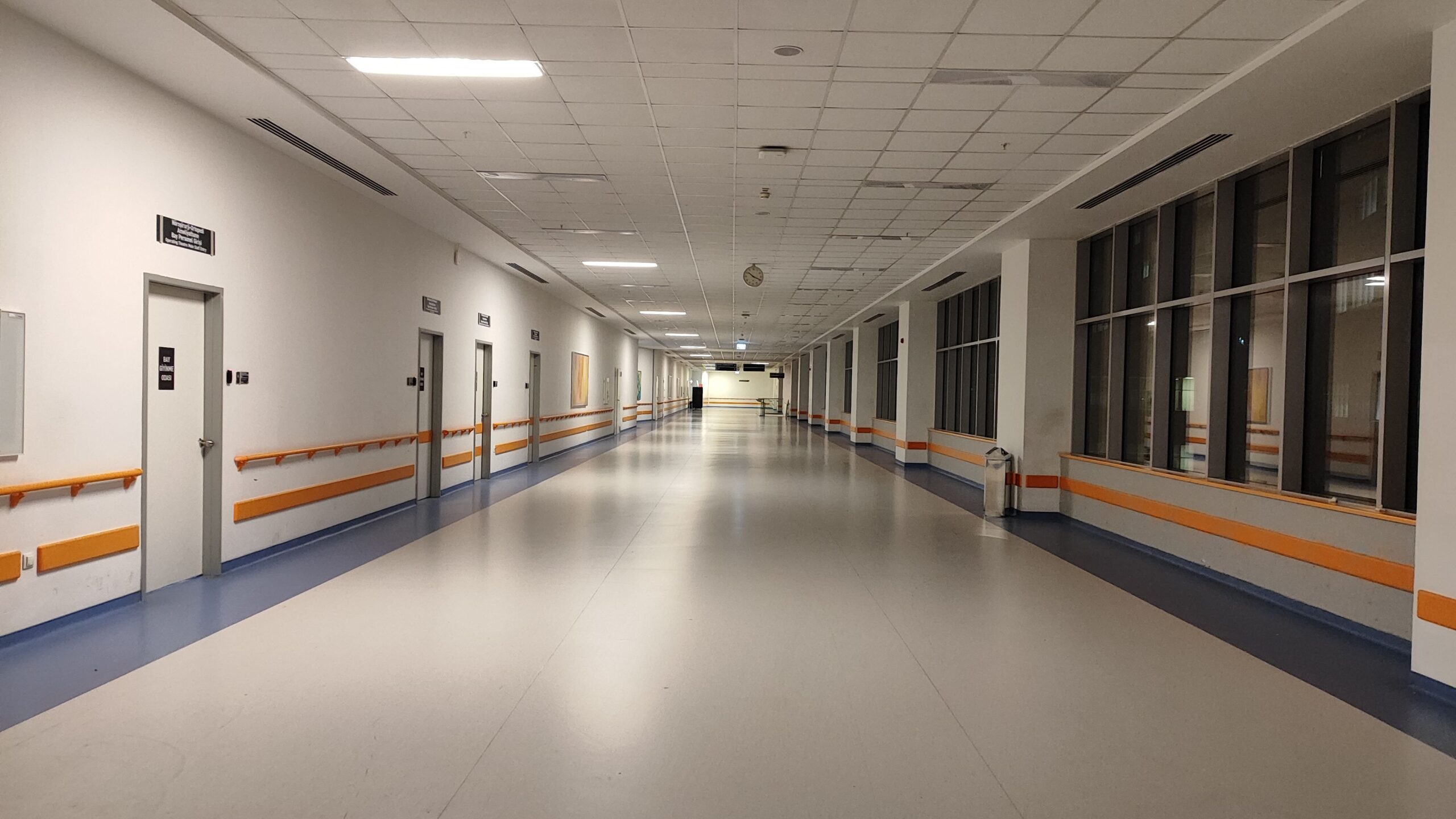 Κόρινθος: Κατέρρευσε ψευδοροφή στα πρόσφατα ανακαινισμένα επείγοντα – Τραυματίστηκαν γιατρός και νοσηλεύτρια