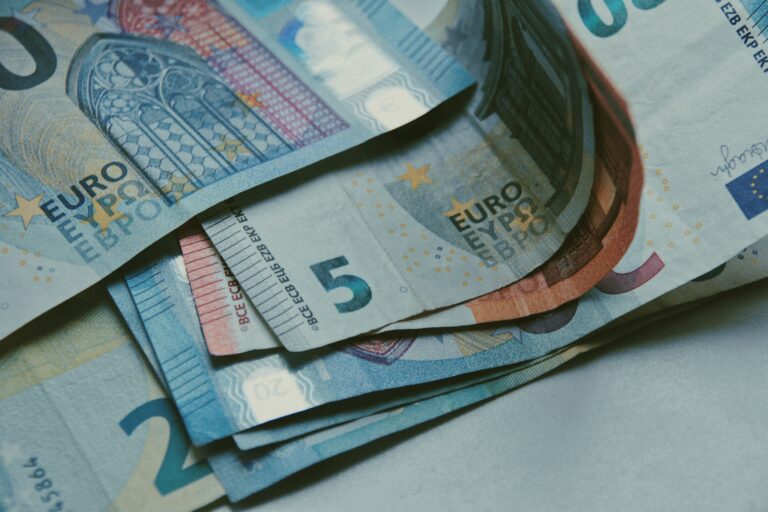 ΕΦΚΑ: Στις 42 ημέρες ο χρόνος αναμονής για σύνταξη – Τι αλλάζει για συνταξιούχους, οφειλέτες και ΑμεΑ