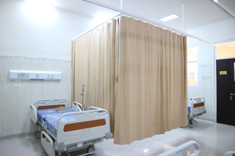 Ερυθρός Σταυρός: Άγρια επίθεση σε νοσηλεύτρια στα Επείγοντα – Την άρπαξε από τα μαλλιά και της κατάφερε γροθιές
