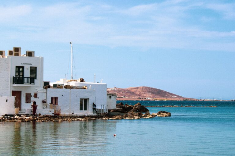 Άγρια συμπλοκή στη Νάουσα Πάρου: Οδηγός ταξί και ηλικιωμένος υπάλληλος rent a car «στα χέρια» για μία θέση στάθμευσης (BINTEO)
