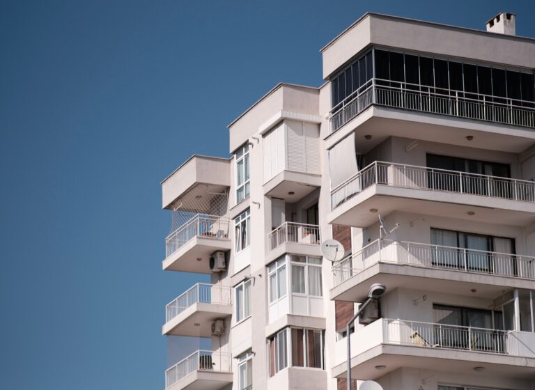 Στεγαστική κρίση σε αριθμούς: Το 56,3% των νέων μένουν στο πατρικό – Χειρότερη η κατάσταση σε Αθήνα και Θεσσαλονίκη