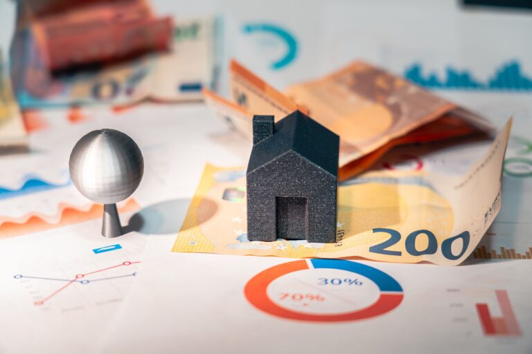 Ιδιωτικό χρέος: Ακατάσχετο 1.600 ευρώ, 72 δόσεις και προστασία κατοικίας – Οι 8 παρεμβάσεις της κυβέρνησης
