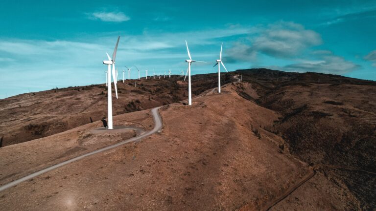 Νέο χωροταξικό για ΑΠΕ έως το 2050 – Απαγορεύσεις σε Natura, δάση και αρχαιολογικούς χώρους – Το 1,5% όριο κάλυψης γης