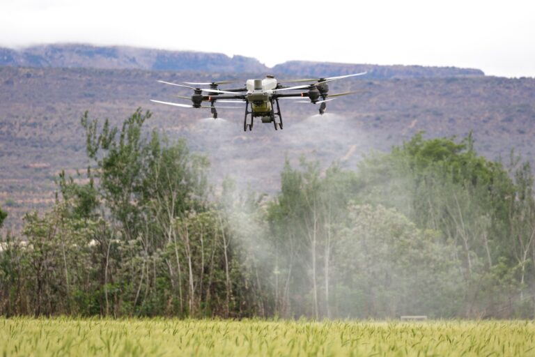 Drones στα χωράφια: Η ΕΕ εξετάζει την άρση της απαγόρευσης για ψεκασμούς κατά των παρασίτων