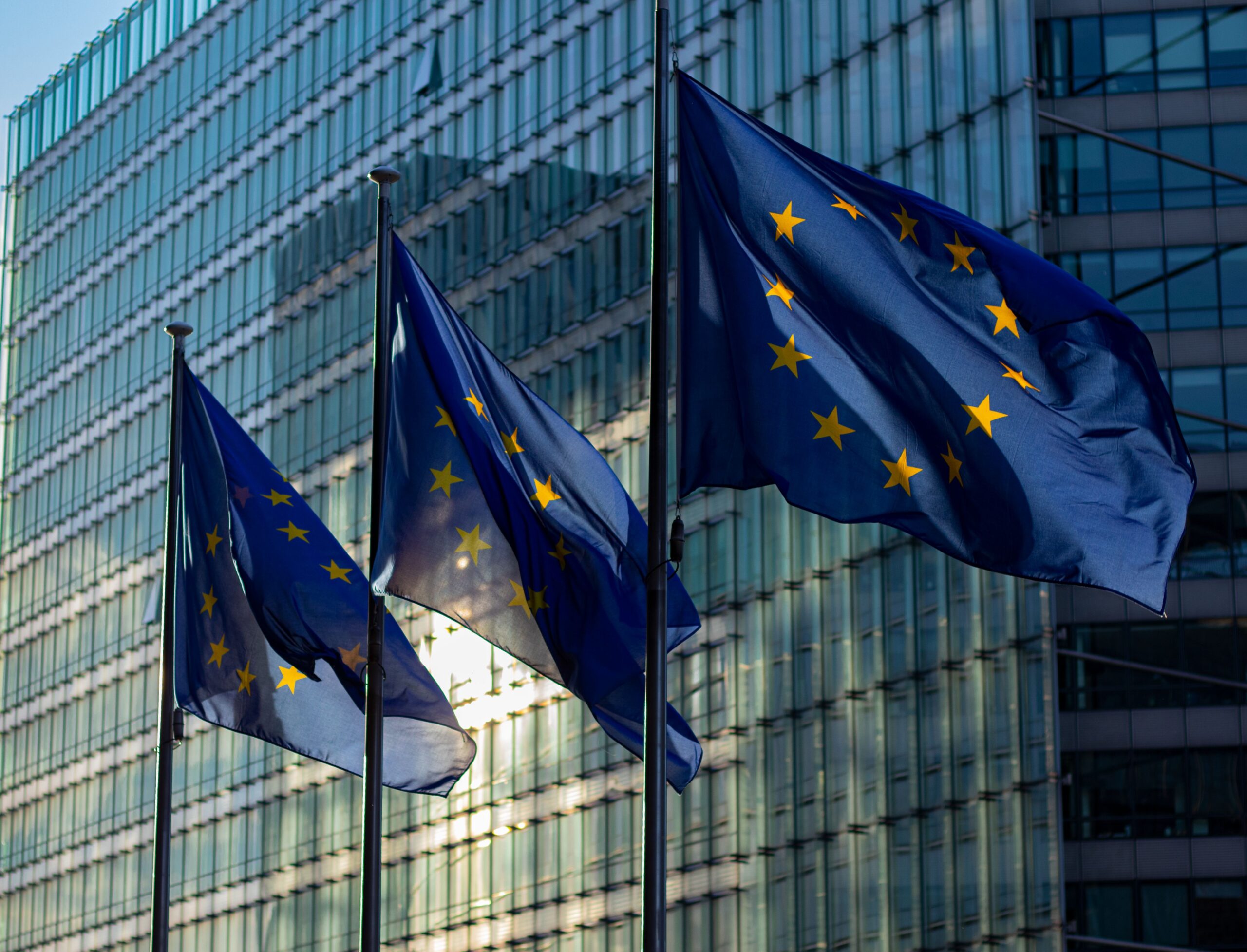 Ευρωπαϊκή Επιτροπή: Επαναφέρει τη διαπίστευση του ελληνικού Οργανισμού Πληρωμών της ΑΑΔΕ