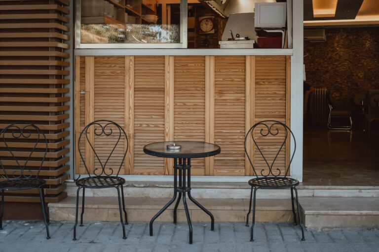Αυτοκίνητο «μπούκαρε» σε καφετέρια στη Μεσσήνη – Σταμάτησε ανάμεσα σε τραπέζια και διέλυσε την τζαμαρία