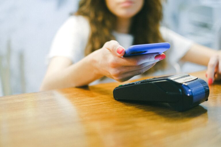 IRIS και ΑΑΔΕ: Ποιες μεταφορές χρημάτων μπαίνουν στο μικροσκόπιο – Τι ισχύει για χαρτζιλίκια, γονικές παροχές και δωρεές