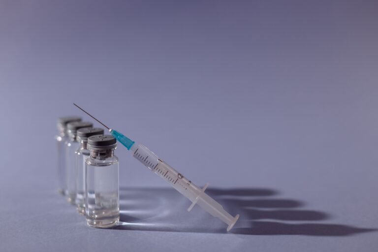 Πειραματικό εμβόλιο κατά του Έμπολα σε κλινική δοκιμή – Πρώτοι εθελοντές έλαβαν τη δόση στον Καναδά