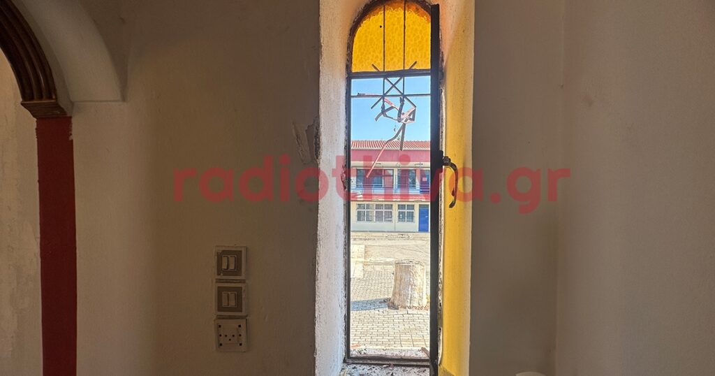 Θήβα: Άγνωστοι «χτύπησαν» το παρεκκλήσιο του Αγίου Κοσμά του Αιτωλού ανήμερα της γιορτής του – Έσπασαν τζάμια και το παγκάρι (ΦΩΤΟ + ΒΙΝΤΕΟ)