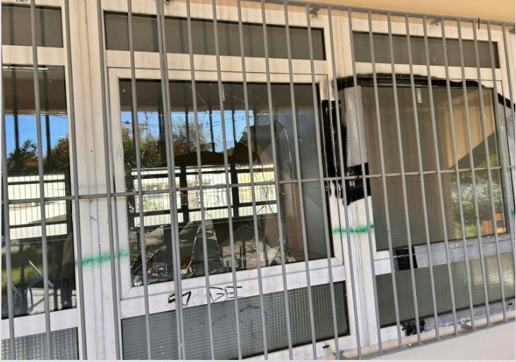 Καλαμάτα: Βανδάλισαν σχολείο λίγο μετά την ανακαίνιση – Μήνυση από τον Δήμο (δείτε φωτογραφίες)