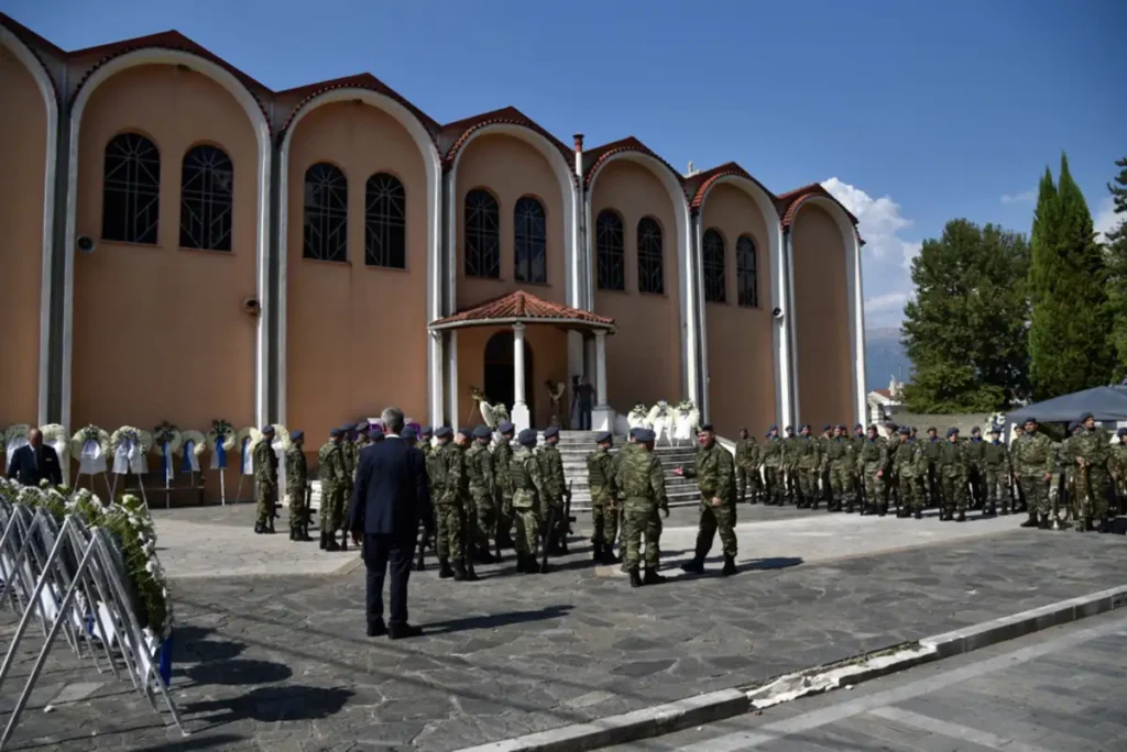 Δημήτρης Πέτρου: Ράγισαν καρδιές στο τελευταίο αντίο του πιλότου του Phantom που ζούσε στην Πάτρα