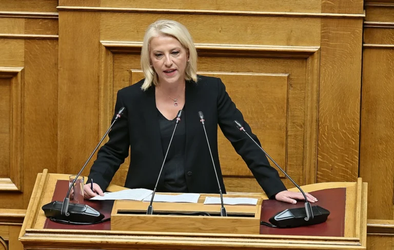 Δούρου κατά ΝΔ: «Ο Βορίδης κόβει, ο Μητσοτάκης ράβει το Σύνταγμα στα μέτρα της Δεξιάς» – «Δεν δίνουμε λευκή επιταγή»