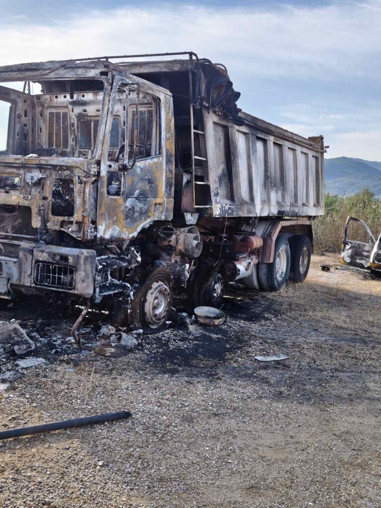 Αγρίνιο: Μεγάλη φωτιά σε παλιό εργοστάσιο πίσσας – Στις φλόγες φορτηγό, πλατφόρμα και οχήματα (Δείτε φωτό)