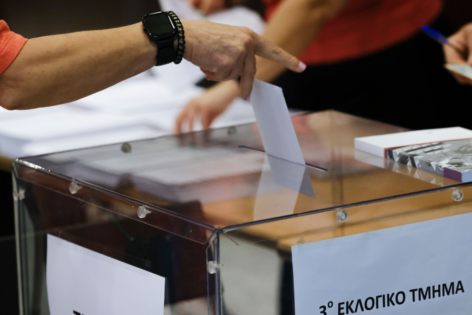 Δημοσκόπηση Opinion Poll: 25,7% ΝΔ, 13,2% ΕΛΑΣ, 10,1% ΠΑΣΟΚ – «Εξαΰλώνεται» το κόμμα Καρυστιανού