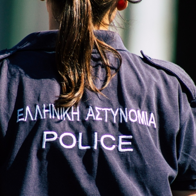 «Δεν θα γράψεις εσύ εμένα» – Με αγκωνιά και κουτουλιά επιτέθηκε σε 2 γυναίκες αστυνομικούς