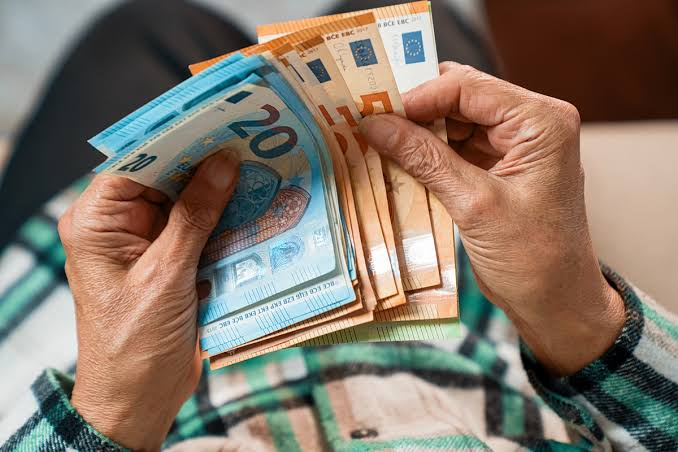Ο ένας στους δύο Έλληνες παίρνει επίδομα, ο χάρτης των παροχών