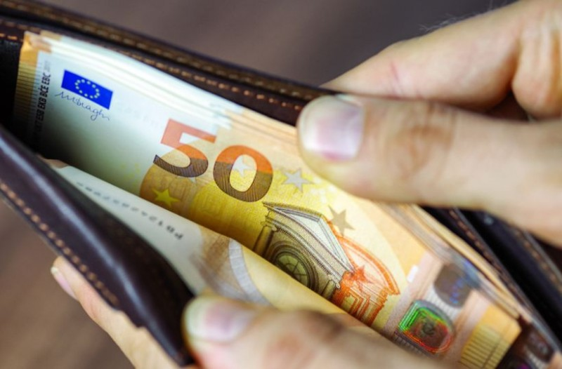 Κατώτατος μισθός: Πότε φτάνει τα 1.000 ευρώ – Πόσα θα παίρνουν οι εργαζόμενοι με τριετίες