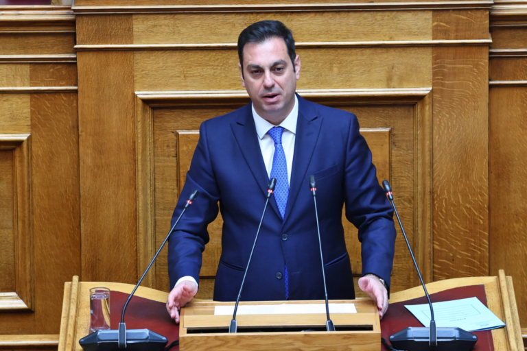 Κυνικός βουλευτής της ΝΔ για βενζίνη: «Αν δεν έχεις 10 ευρώ, να πας με τα Μέσα»