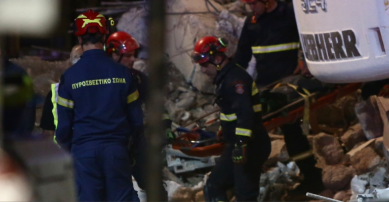 Έκρηξη στην Πλάκα: Ανασύρθηκε νεκρή από τον πρώτο όροφο, συνεχίζονται οι έρευνες για τους άλλους 5 αγνοούμενους, δείτε βίντεο