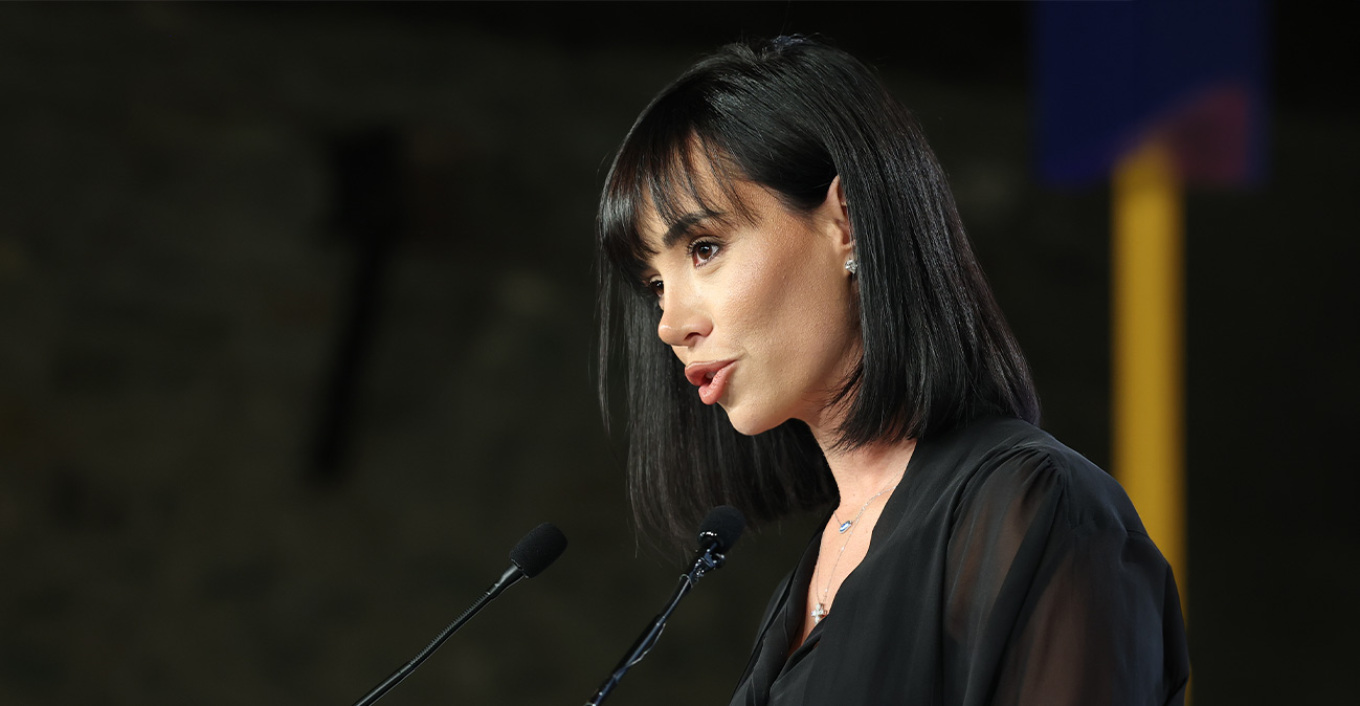 Κυβέλη Μάρδα: Ποια είναι η «άγνωστη» γυναίκα που προλόγισε τον Τσίπρα στη Θεσσαλονίκη