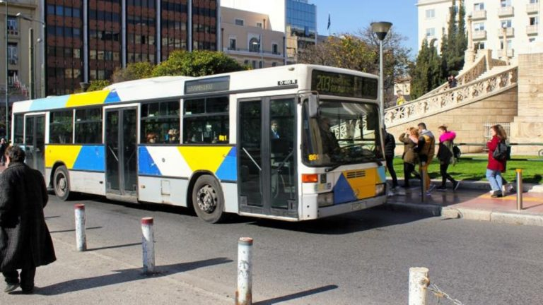 Νεαροί «έπαιξαν» ξύλο μέσα σε γεμάτο αστικό λεωφορείο στο Παγκράτι