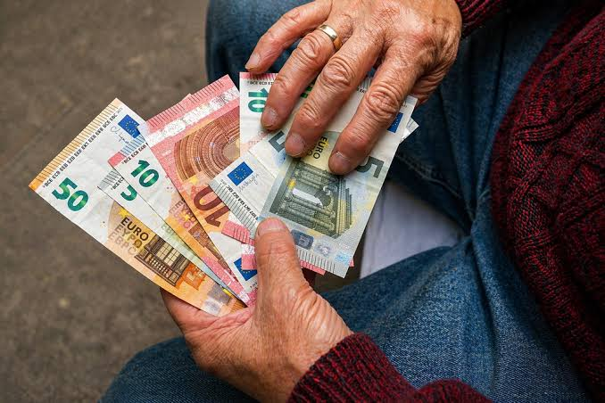 Συνταξιούχοι άνω των 65: Ενίσχυση 400 ευρώ για όλους – Δείτε τα παραδείγματα