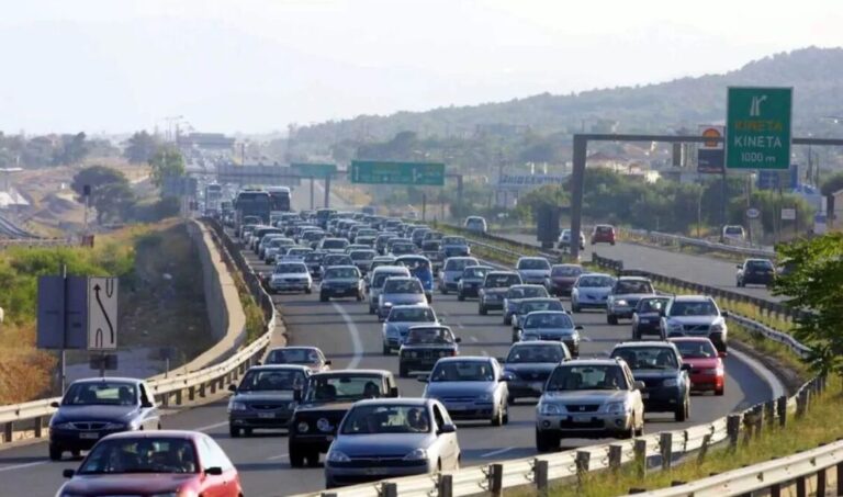 Καραμπόλα με έξι οχήματα στην Αθηνών-Κορίνθου – Ουρές χιλιομέτρων και ένας τραυματίας στα Μέγαρα