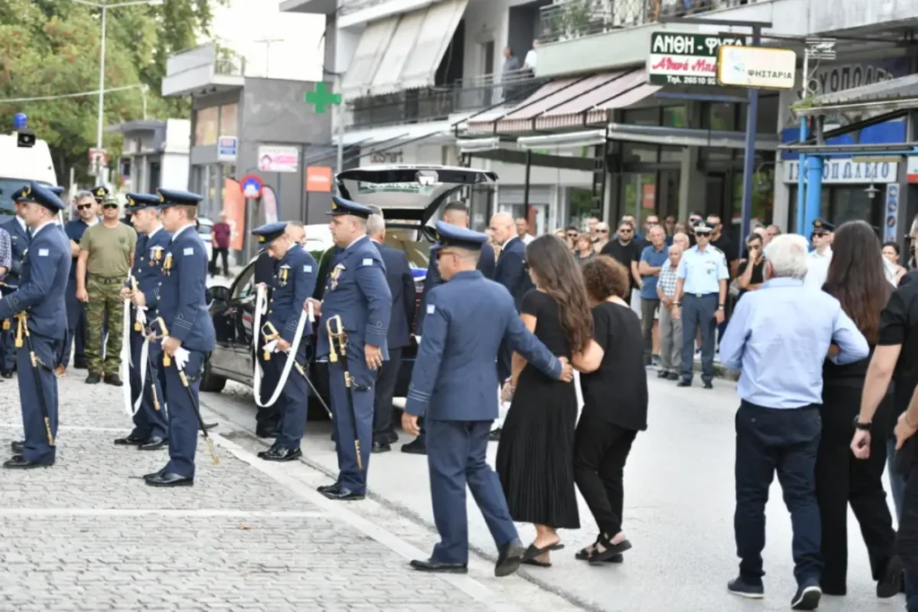 Δημήτρης Πέτρου: Ράγισαν καρδιές στο τελευταίο αντίο του πιλότου του Phantom που ζούσε στην Πάτρα