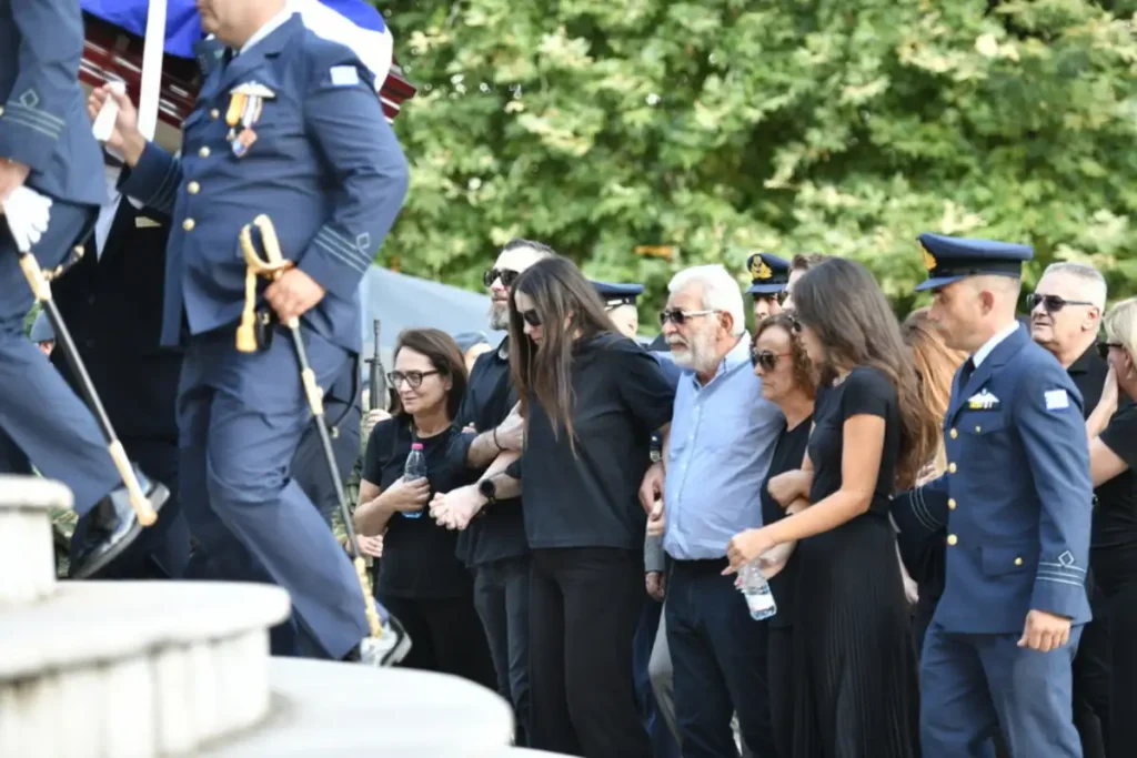 Δημήτρης Πέτρου: Ράγισαν καρδιές στο τελευταίο αντίο του πιλότου του Phantom που ζούσε στην Πάτρα