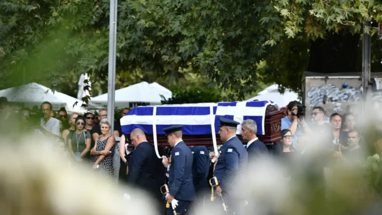 Δημήτρης Πέτρου: Ράγισαν καρδιές στο τελευταίο αντίο του πιλότου του Phantom που ζούσε στην Πάτρα
