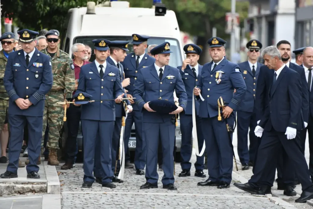 Δημήτρης Πέτρου: Ράγισαν καρδιές στο τελευταίο αντίο του πιλότου του Phantom που ζούσε στην Πάτρα