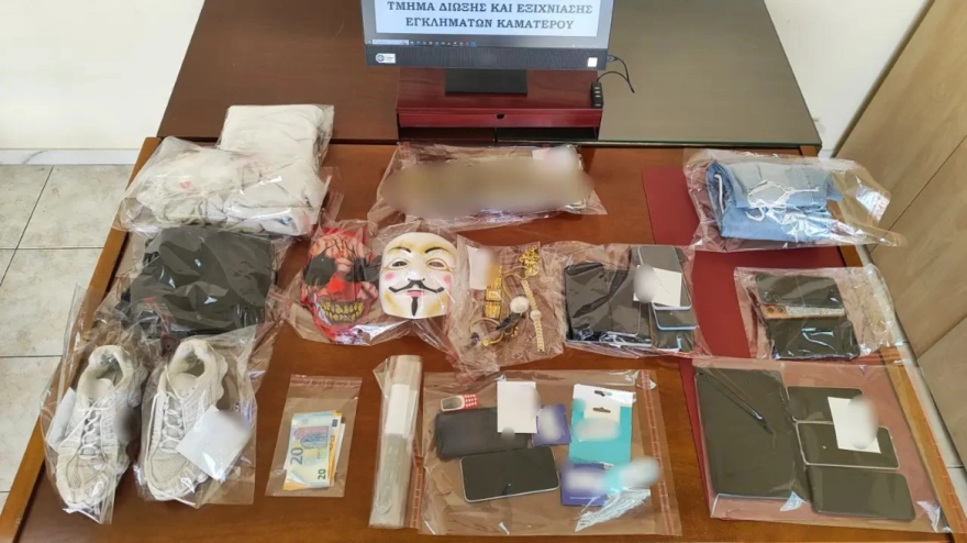 Η στιγμή που πάνοπλοι αστυνομικοί μπαίνουν σε σπίτια Ρομά στη Φυλή για σπείρα που παρίστανε υπαλλήλους εταιρείας ρεύματος με λεία άνω των 250.000 ευρώ (ΦΩΤΟ + ΒΙΝΤΕΟ)