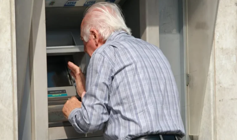 Πρόωρη σύνταξη πριν τα 62 – Ποια «παράθυρα» παραμένουν ανοιχτά και τι θα γίνει με το επίδομα των 300 ευρώ