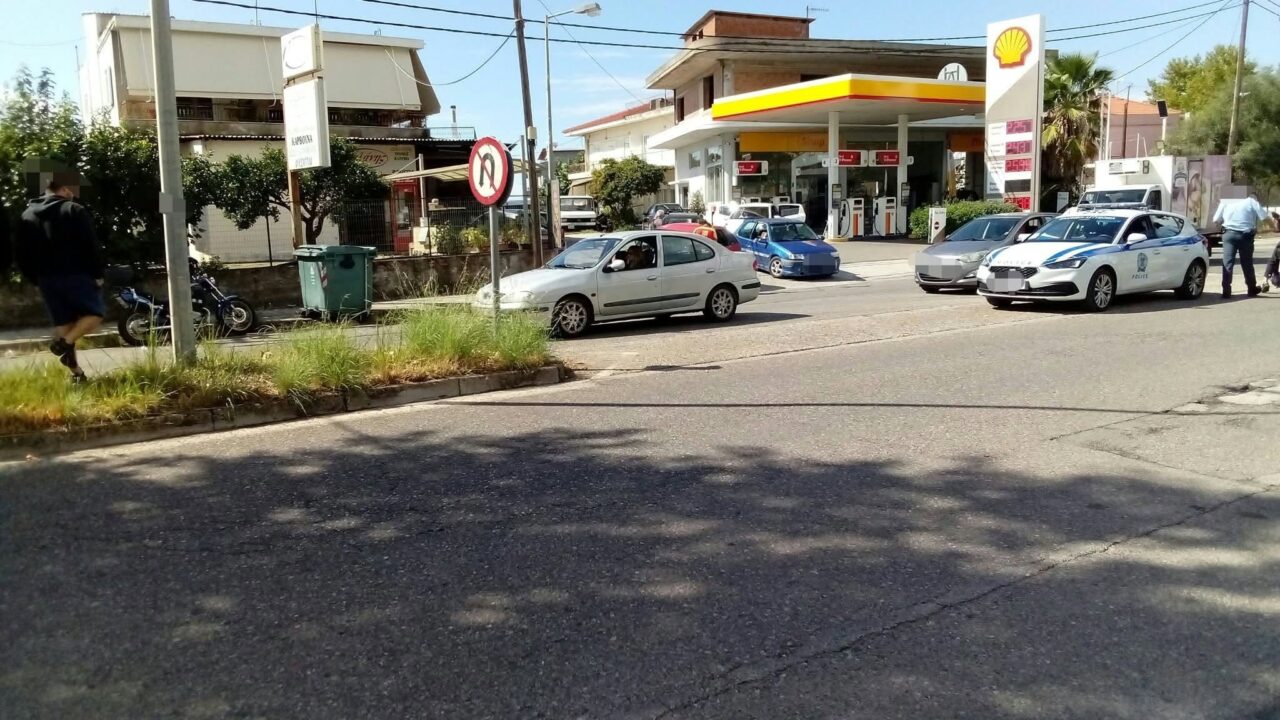 Αγρίνιο: Τροχαίο με τραυματία στις Εργατικές Κατοικίες Αγίας Βαρβάρας – Σύγκρουση δικύκλου με αυτοκίνητο (φωτό)