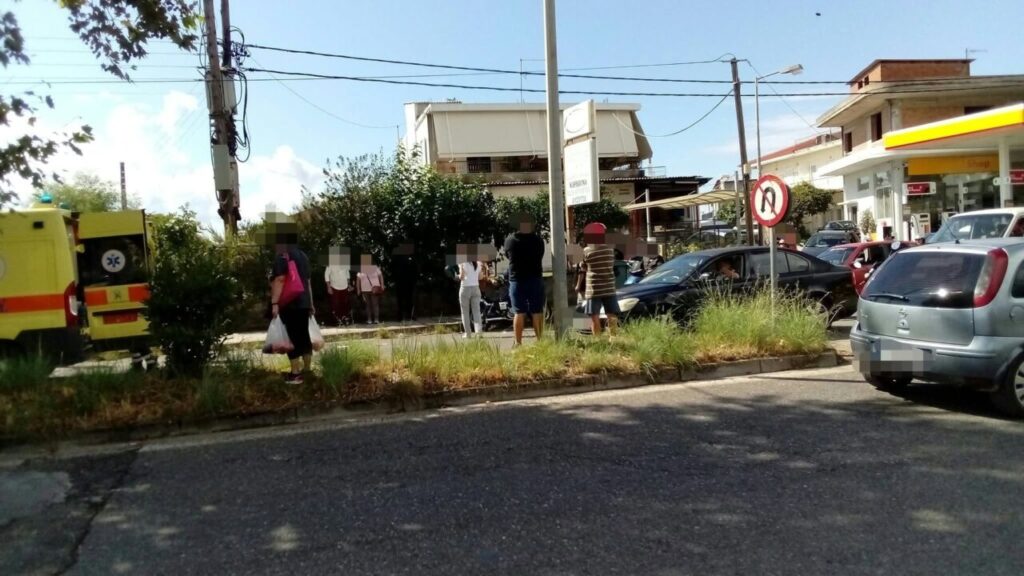 Αγρίνιο: Τροχαίο με τραυματία στις Εργατικές Κατοικίες Αγίας Βαρβάρας – Σύγκρουση δικύκλου με αυτοκίνητο (φωτό)