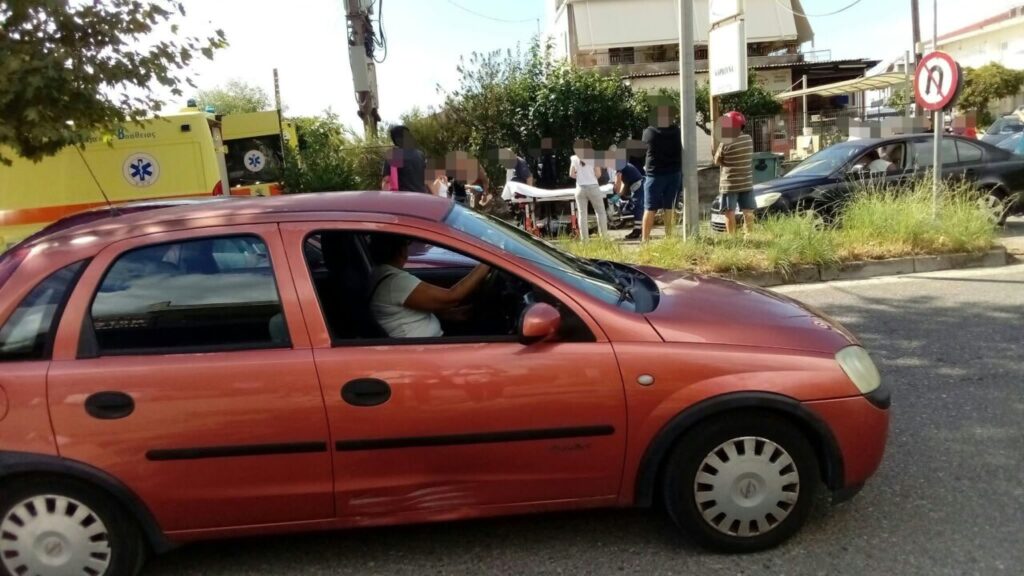 Αγρίνιο: Τροχαίο με τραυματία στις Εργατικές Κατοικίες Αγίας Βαρβάρας – Σύγκρουση δικύκλου με αυτοκίνητο (φωτό)