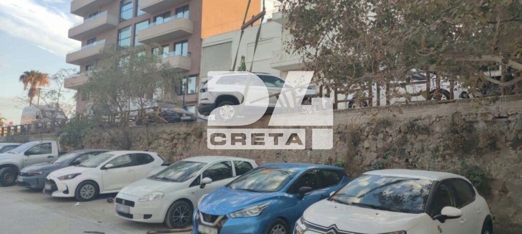 Τρελή πορεία τζιπ στα Χανιά: Παρέσυρε πέντε αυτοκίνητα – Το ένα κρέμασε πάνω από πάρκινγκ