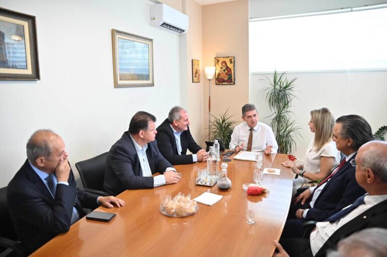 Μαρία Καρυστιανού στη Δυτική Αχαΐα: Συνάντηση με τον δήμαρχο Αλεξόπουλο – Ευλογιά, πυρκαγιές και Φράγμα Πηνειού στο τραπέζι