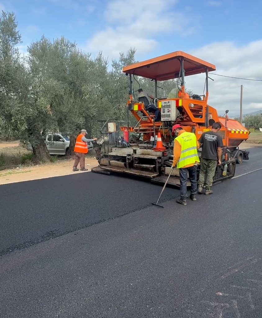 Η Περιφέρεια «ρίχνει» πίσσα σε όλη την Αιτωλοακαρνανία – Συνεχίζονται οι εργασίες στη Μπούζα Αιτωλικού (φωτο – βίντεο)