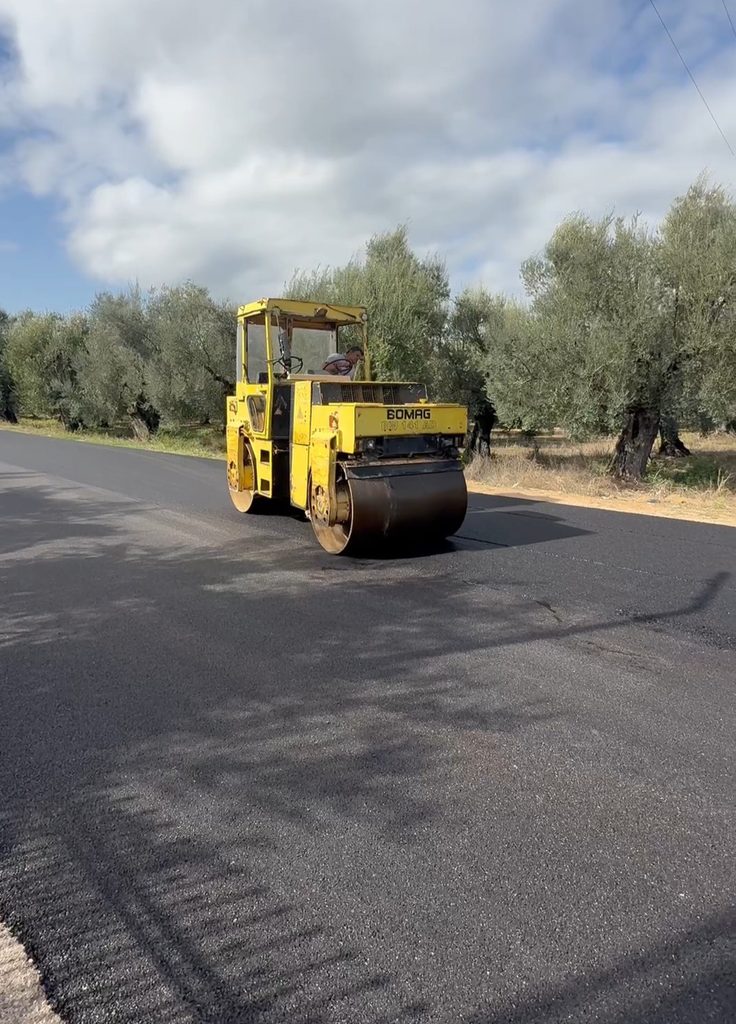 Η Περιφέρεια «ρίχνει» πίσσα σε όλη την Αιτωλοακαρνανία – Συνεχίζονται οι εργασίες στη Μπούζα Αιτωλικού (φωτο – βίντεο)