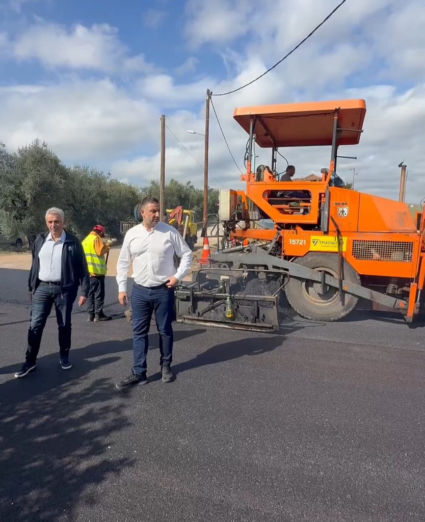 Η Περιφέρεια «ρίχνει» πίσσα σε όλη την Αιτωλοακαρνανία – Συνεχίζονται οι εργασίες στη Μπούζα Αιτωλικού (φωτο – βίντεο)