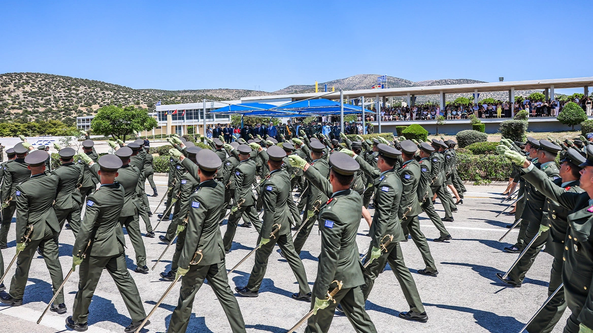 Αλλαγές στις Ένοπλες Δυνάμεις: Συγχωνεύσεις 56 μονάδων και 125 στρατοπέδων, στο τραπέζι νέες αυξήσεις για τους ένστολους