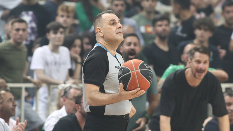 Αμοιβές από διεθνή παιχνίδια επικαλέστηκε ο Κορομηλάς για τα €102.000 στο σπίτι του – Η απολογία του για το σκάνδαλο στο μπάσκετ