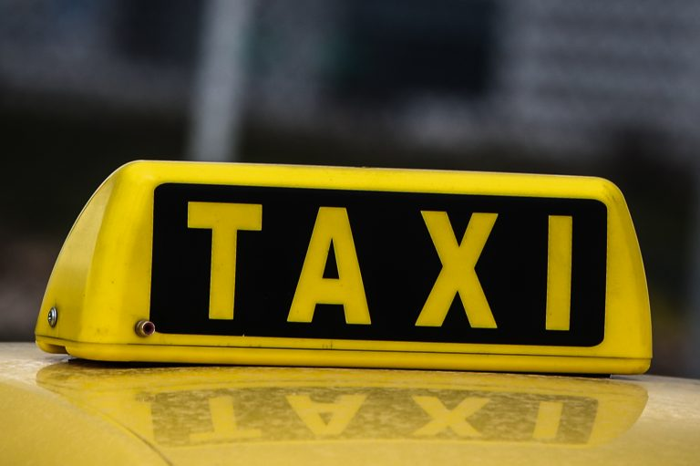 Άγρια επίθεση σε γυναίκα οδηγό ταξί – Επιβάτης τη δάγκωσε και της έκοψε το αυτί